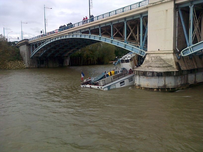 bateau entré dans le pilier d'un pont - comité des armateurs fluviaux