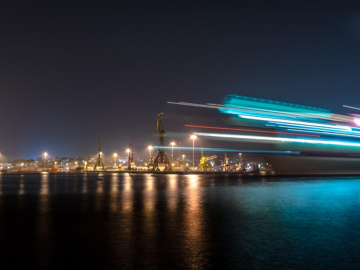 Photo de nuit d'un Port éclairé